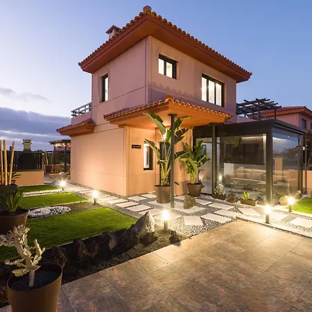 Giraud I - Luxurious Secluded Next To The Sea *