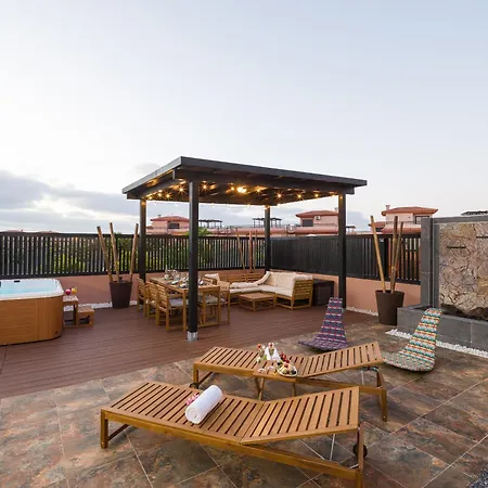 Giraud I - Luxurious Secluded Next To The Sea Villa