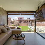 Villa Giraud I - Luxury Modern Next To The Sea With Jacuzzi & Pool