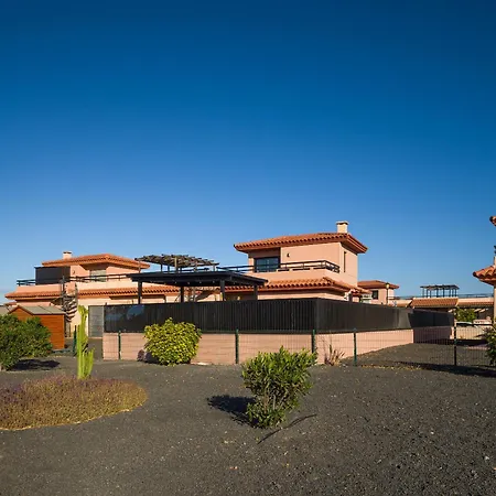 Villa Giraud I - Luxury Modern Next To The Sea With Jacuzzi & Pool Lajares