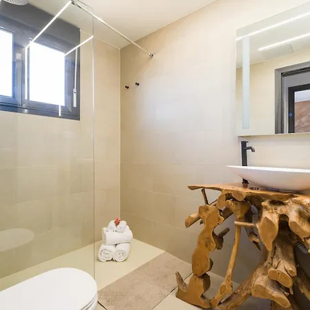 Giraud I - Luxurious Secluded Next To The Sea *