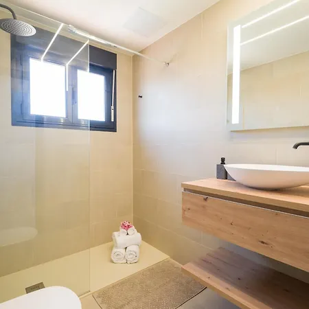 Giraud I - Modern Villa Next To The Sea With Jacuzzi & Pool Lajares