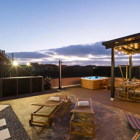 Giraud I - Modern Villa Next To The Sea With Jacuzzi & Pool Lajares