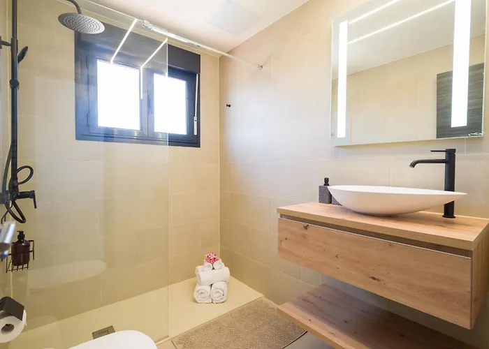 Giraud I - Luxury Modern Villa Next To The Sea With Jacuzzi & Pool Lajares