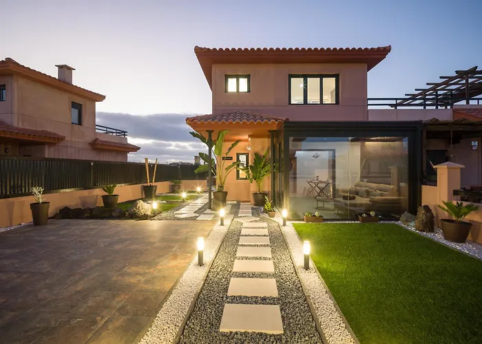 Villa Giraud I - Luxury Modern Next To The Sea With Jacuzzi & Pool Lajares